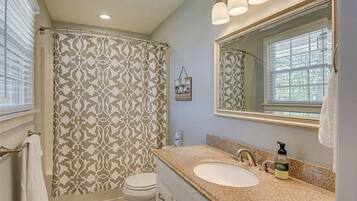 Douche, serviettes fournies, savon, shampoing