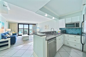 Geladeira, micro-ondas, cooktop, lava-louças