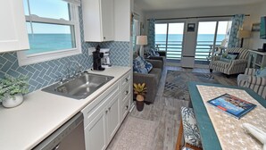 Private kitchen - Carolina Shores II 1404 - Oceanfront Complex in Garden City Beach (Garden City Beach)