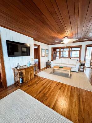 Living area - Inlet Holiday - Creekfront in Garden City Beach (Garden City Beach)