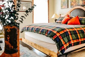 3 bedrooms, desk, iron/ironing board, travel cot