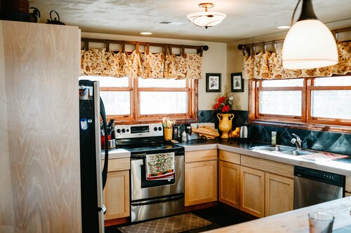 Charming lake house with spectacular views of Sweetwater Lake!