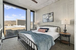 1 bedroom, desk, iron/ironing board, travel cot - Exclusive Dwntwn Retreat-Salt Palace & DeltaCenter (Salt Lake City)