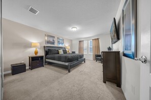 5 habitaciones, tabla de planchar con plancha, cuna de viaje y wifi 