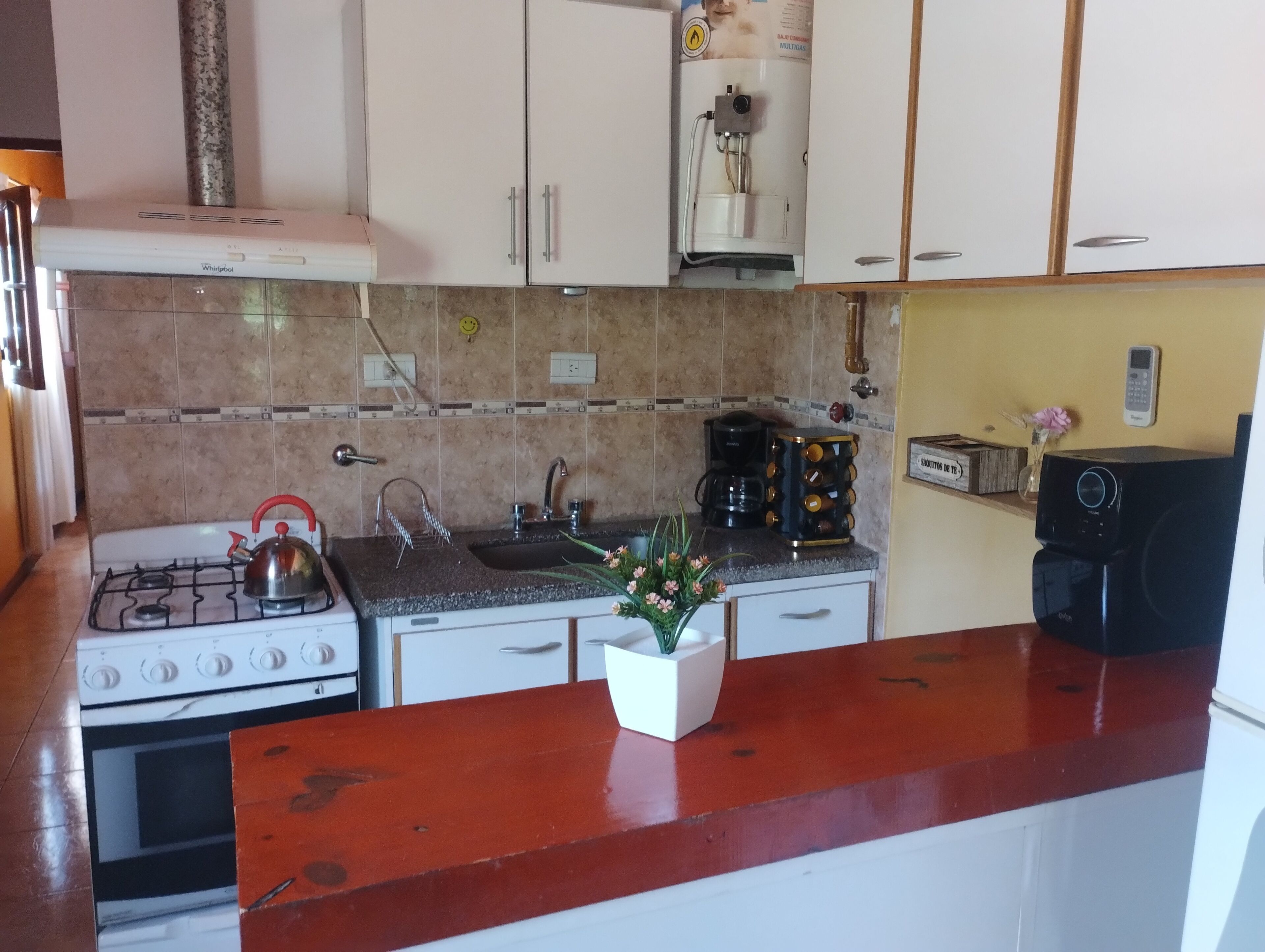 Frigorífico, horno, placa de cocina y cafetera o tetera