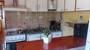 Frigorífico, horno, placa de cocina y cafetera o tetera