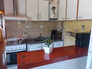 Een koelkast, een oven, een kookplaat, een koffiezetapparaat/waterkoker