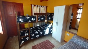 Huoneessa on kerrossängyt, vaatekaappi ja peili.