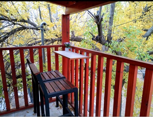 Acogedor departamento en los caminos del vino, rodeado de viñedos y montañas.