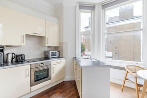 Réfrigérateur, micro-ondes, four