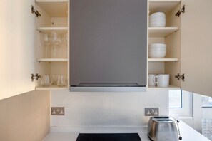 Een koelkast, een magnetron, een oven, een vaatwasser