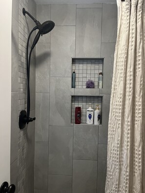 Dusche, Haartrockner, Handtücher, Toilettenpapier