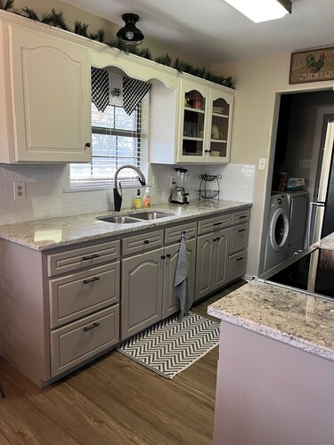 Heart of New Braunfels within minutes to Gruene, Schlitterbahn and downtown. 