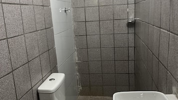 Douche, serviettes fournies, savon, papier toilette