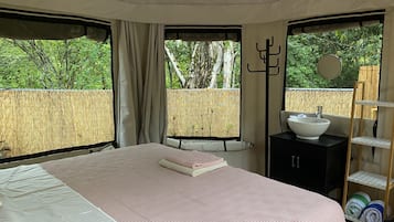 2 habitaciones, caja de seguridad en la habitación y escritorio