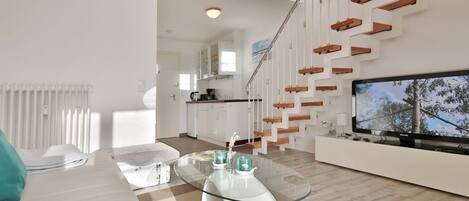 Een televisie en een stereo