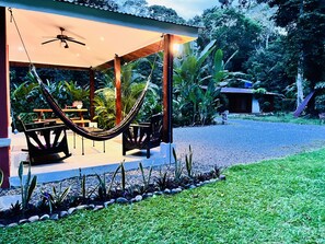 Outdoor dining - Kays Jungle/beach House (Manzanillo)