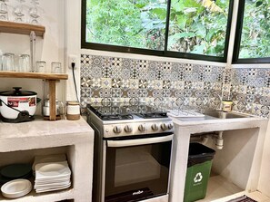 Batterie de cuisine, vaisselle et ustensiles