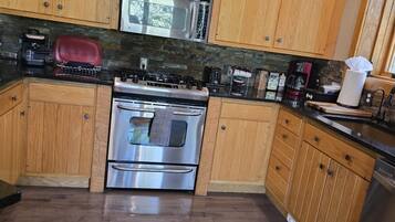 KylskÄp, mikrovÄgsugn, ugn och spishÀll