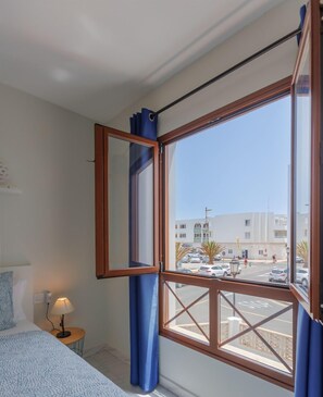1 habitación, tabla de planchar con plancha y cuna de viaje 