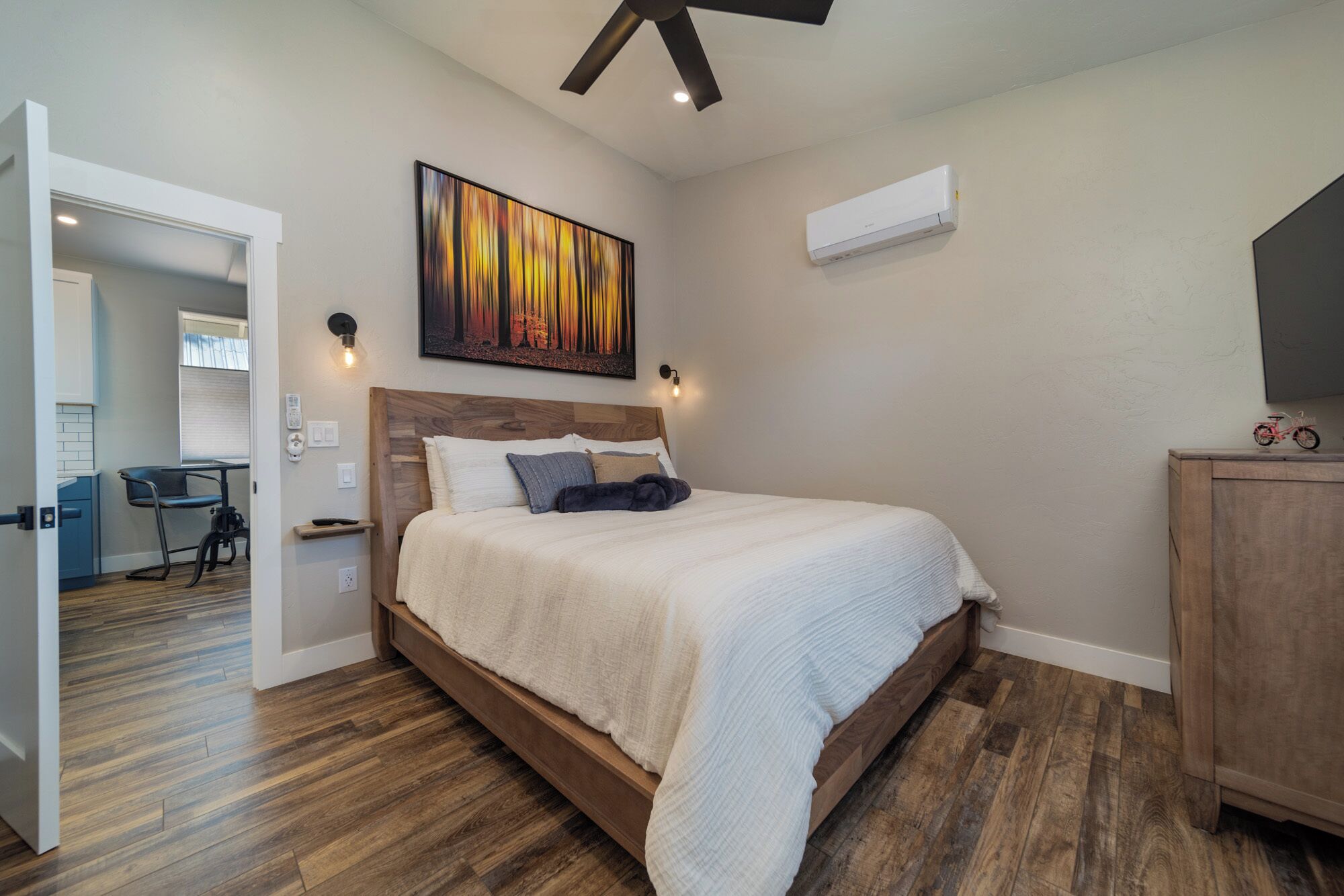 2 bedrooms, desk, iron/ironing board, travel crib