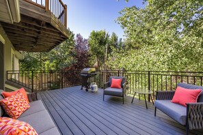 Terrace/patio - Retro house of fun- Sleeps 20- 8 Person Hot tub (Sandy)