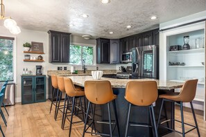 Fridge, microwave, oven, stovetop - Retro house of fun- Sleeps 20- 8 Person Hot tub (Sandy)