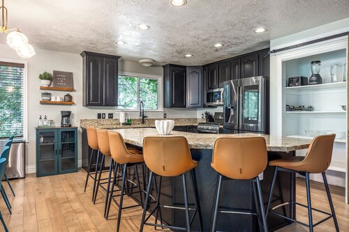 Retro house of fun- Sleeps 20- 8 Person Hot tub