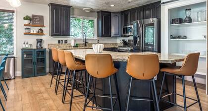 Retro house of fun- Sleeps 20- 8 Person Hot tub
