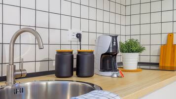 City Room | Private kitchen | Fridge, stovetop, coffee/tea maker, electric kettle