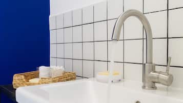 City Room | Bathroom | Shower, free toiletries, hair dryer, towels