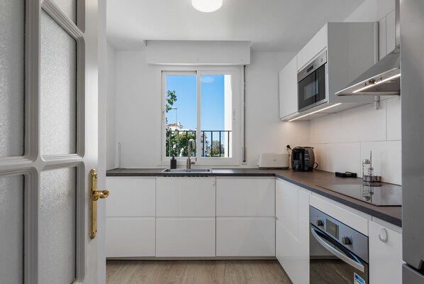 Kühlschrank, Mikrowelle, Ofen, Herdplatte