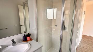 Doccia, asciugacapelli, asciugamani, sapone