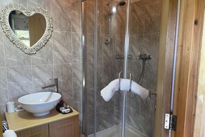 Een douche, een haardroger, handdoeken