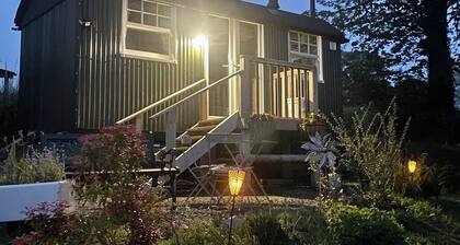 1 Bedroom Cabin Sleeps 2, Private Garden, WiFi