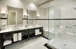 Hair dryer, towels - 2-Bedroom Suite at a 4⭐️ Hotel (Naples)