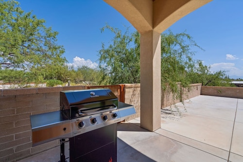 Luxury Foothills Estate • Heated Pool, Spa & Views
