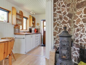 Een koelkast, een microgolfoven, een oven, kookgerei, borden en bestek