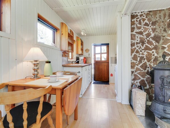 Kylskåp, mikrovågsugn, ugn och grytor/köksredskap