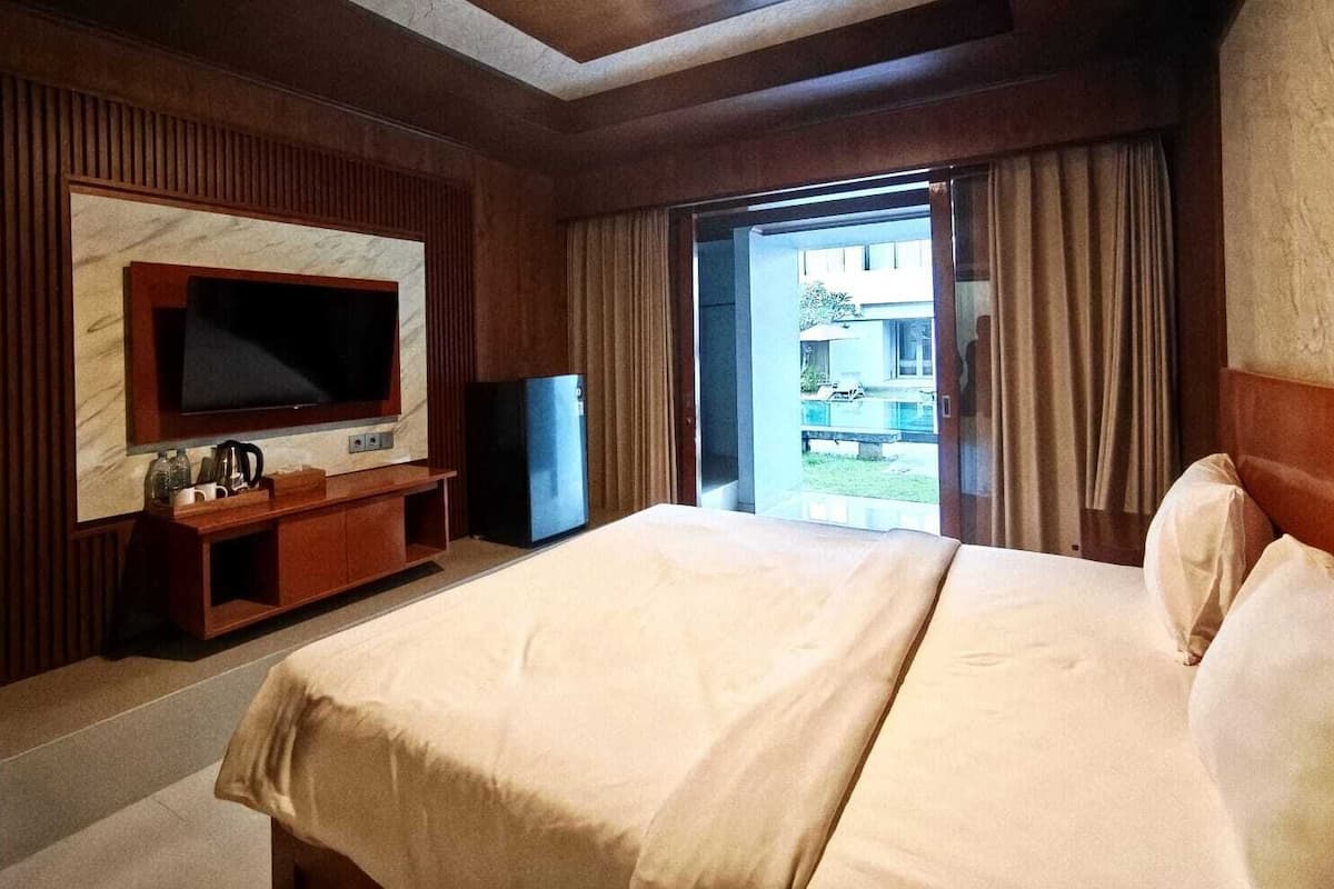 Deluxe Suite, Pool Access