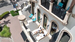 Un hôtel doté d’une terrasse, d’une piscine et offrant une vue sur la rue.