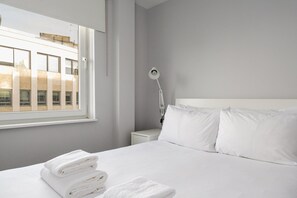 2 habitaciones, escritorio, tabla de planchar con plancha y internet 