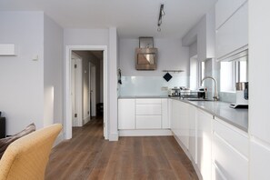 Kühlschrank, Mikrowelle, Ofen, Geschirrspüler