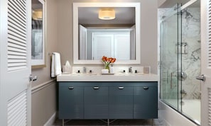 Sèche-cheveux, serviettes fournies