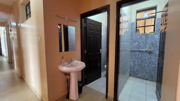 Departamento Confort | Baño | Regadera, regadera tipo lluvia, amenidades de baño gratuitas, pantuflas