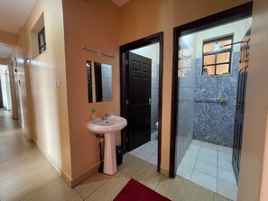 Departamento Confort | Baño | Regadera, regadera tipo lluvia, amenidades de baño gratuitas, pantuflas 