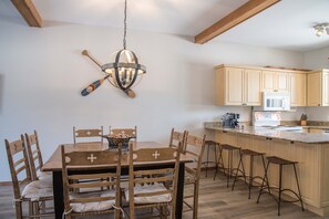 Dining - Maison de Ville Piscine Creusée/foyer (Mont-Tremblant)