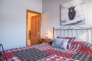 3 bedrooms, WiFi, bed sheets - Maison de Ville Piscine Creusée/foyer (Mont-Tremblant)