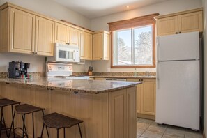 Private kitchen - Maison de Ville Piscine Creusée/foyer (Mont-Tremblant)