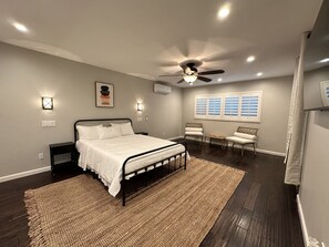 4 habitaciones, escritorio y tabla de planchar con plancha 